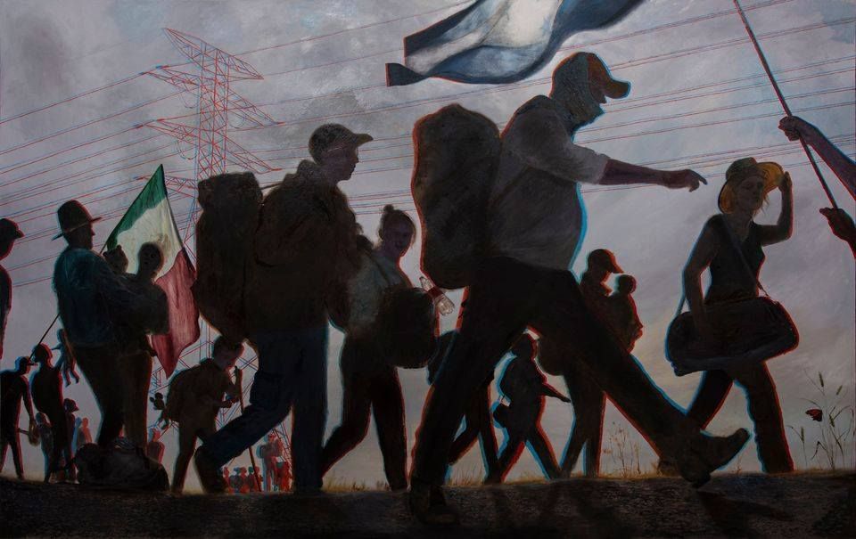 Migrantes caminando portando pertenencias y banderas bajo cables eléctricos.