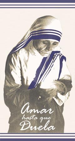 Madre Teresa, vestida con su hábito, mirando hacia abajo y sosteniendo algo, con el texto en español 