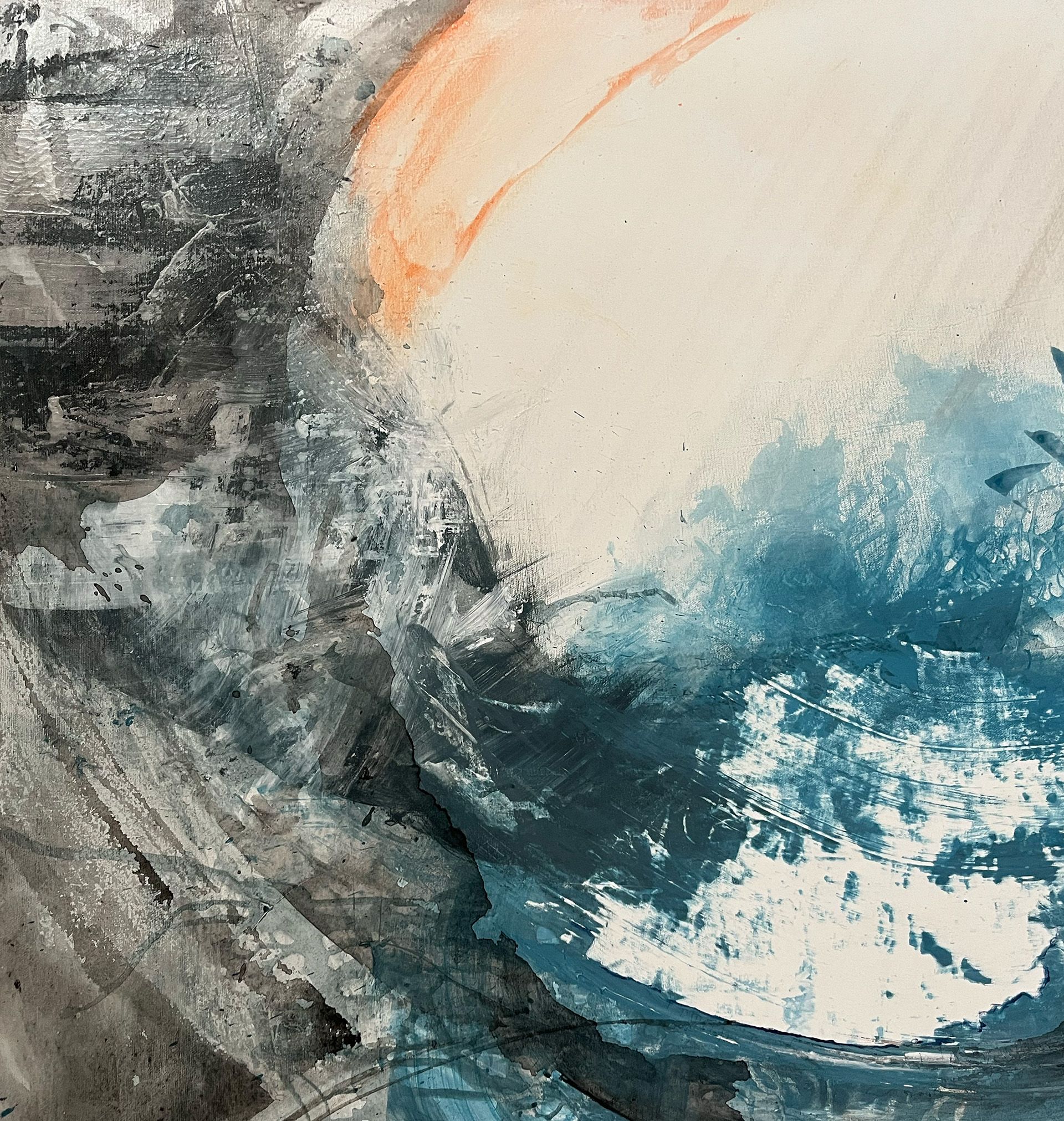 Cuadro abstracto con pinceladas en espiral de color azul, blanco, naranja y gris.