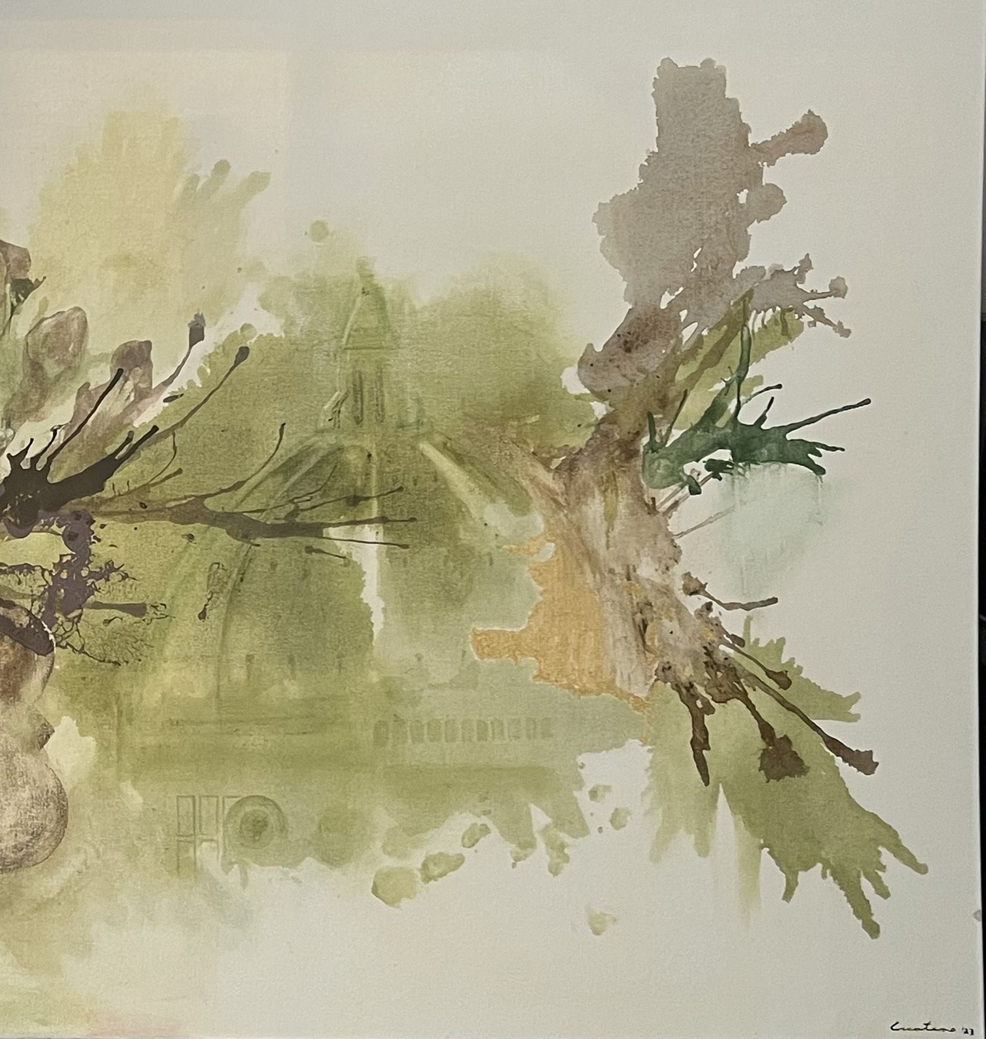 Pintura de acuarela abstracta de un edificio con cúpula, con salpicaduras verdes, marrones y beige.