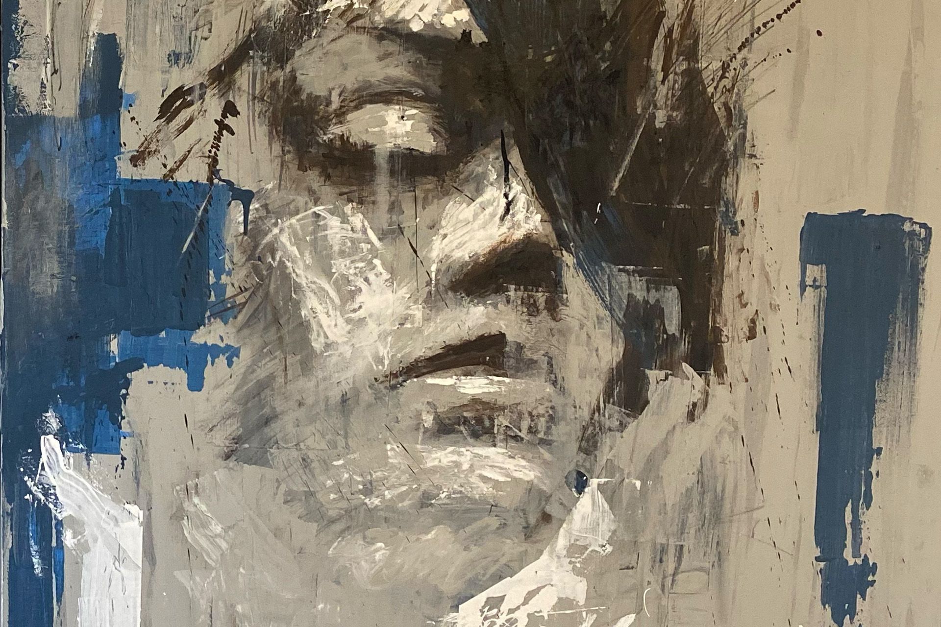 Retrato de una persona con pinceladas grises, blancas y azules; ojos cerrados, expresión sombría.