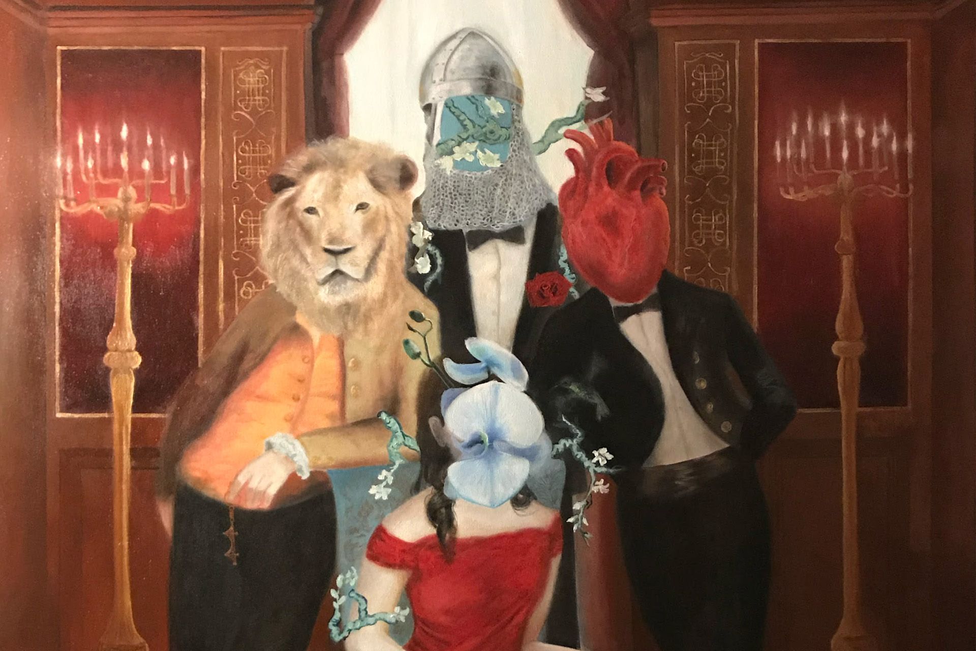 Un león, un pájaro, un corazón y una figura enmascarada posan con atuendo formal. Interior opulento en tonos rojos y dorados.