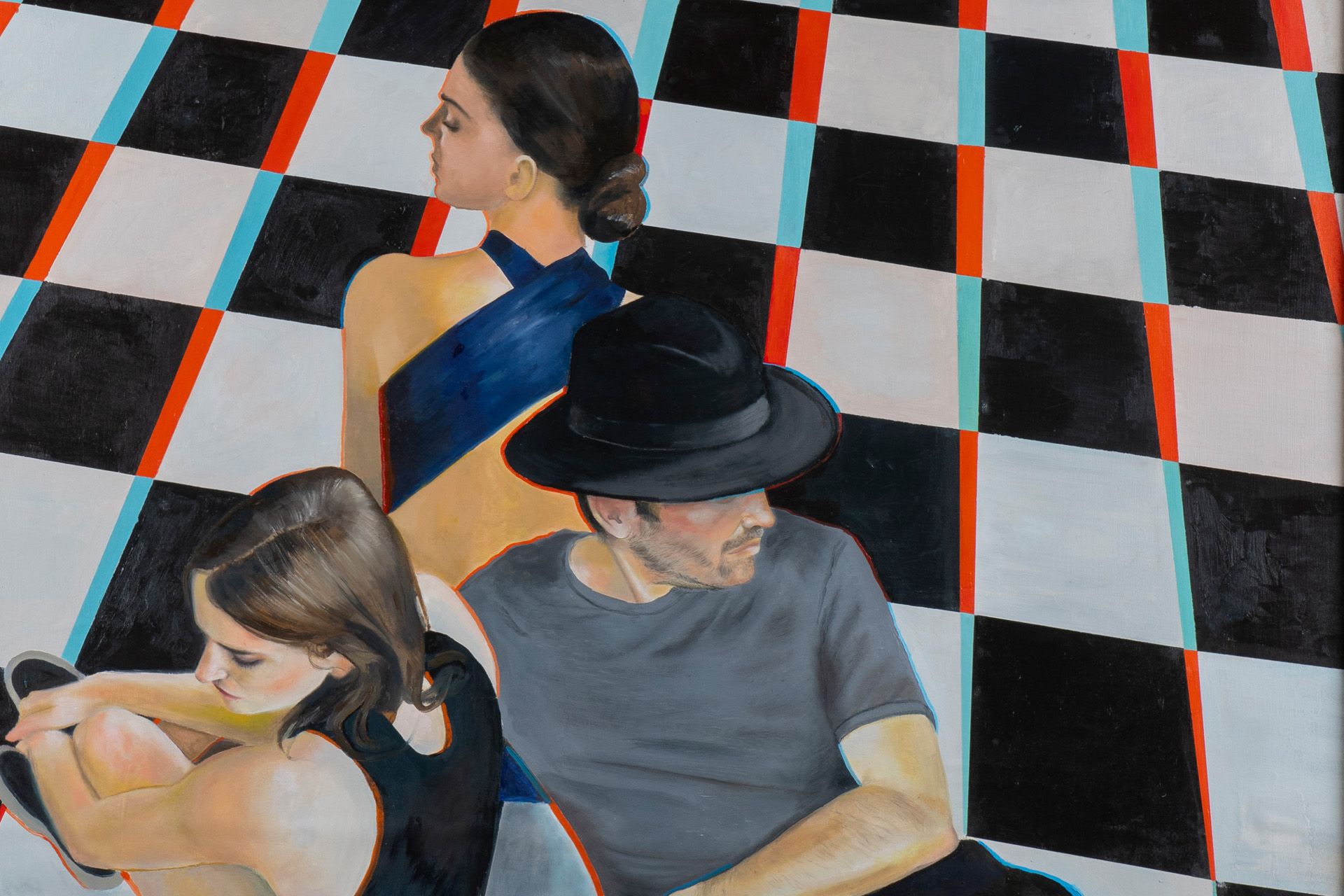 Pintura tridimensional con tres personas posan sobre un suelo a cuadros con bordes que cambian de color. Una mujer vestida de azul mira hacia arriba; el hombre lleva sombrero.