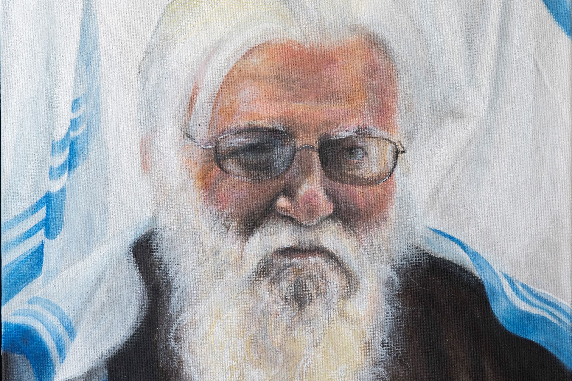 Pintura de un anciano con barba blanca y gafas, vestido con un chal de oración.