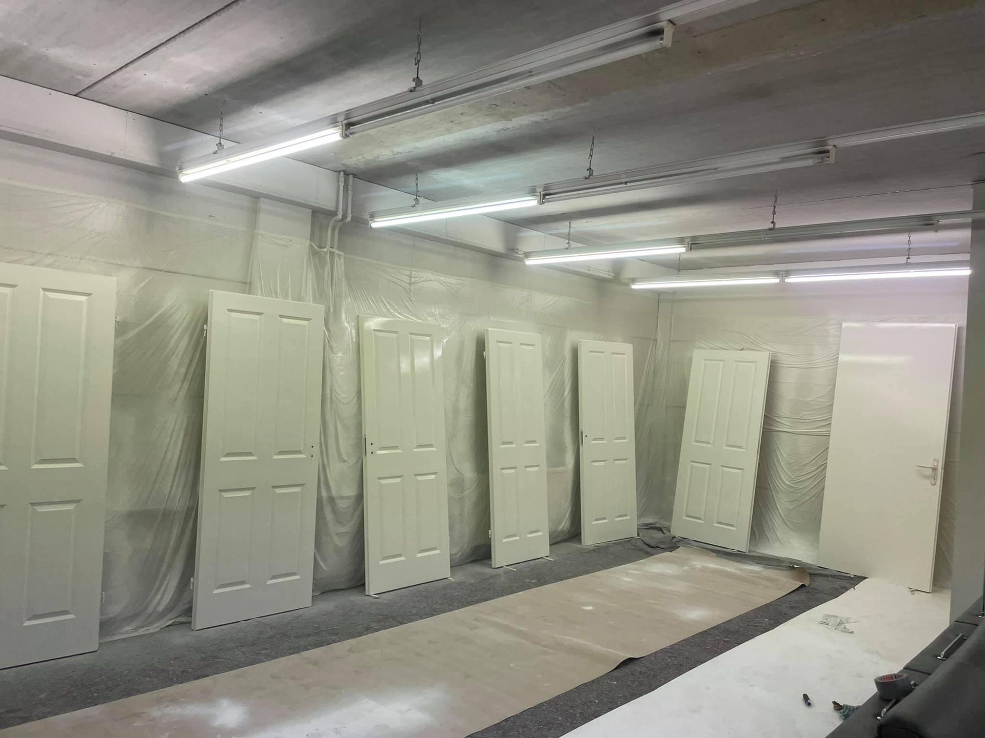 afbeelding van gespoten deur met link naar pagina schilderwerk