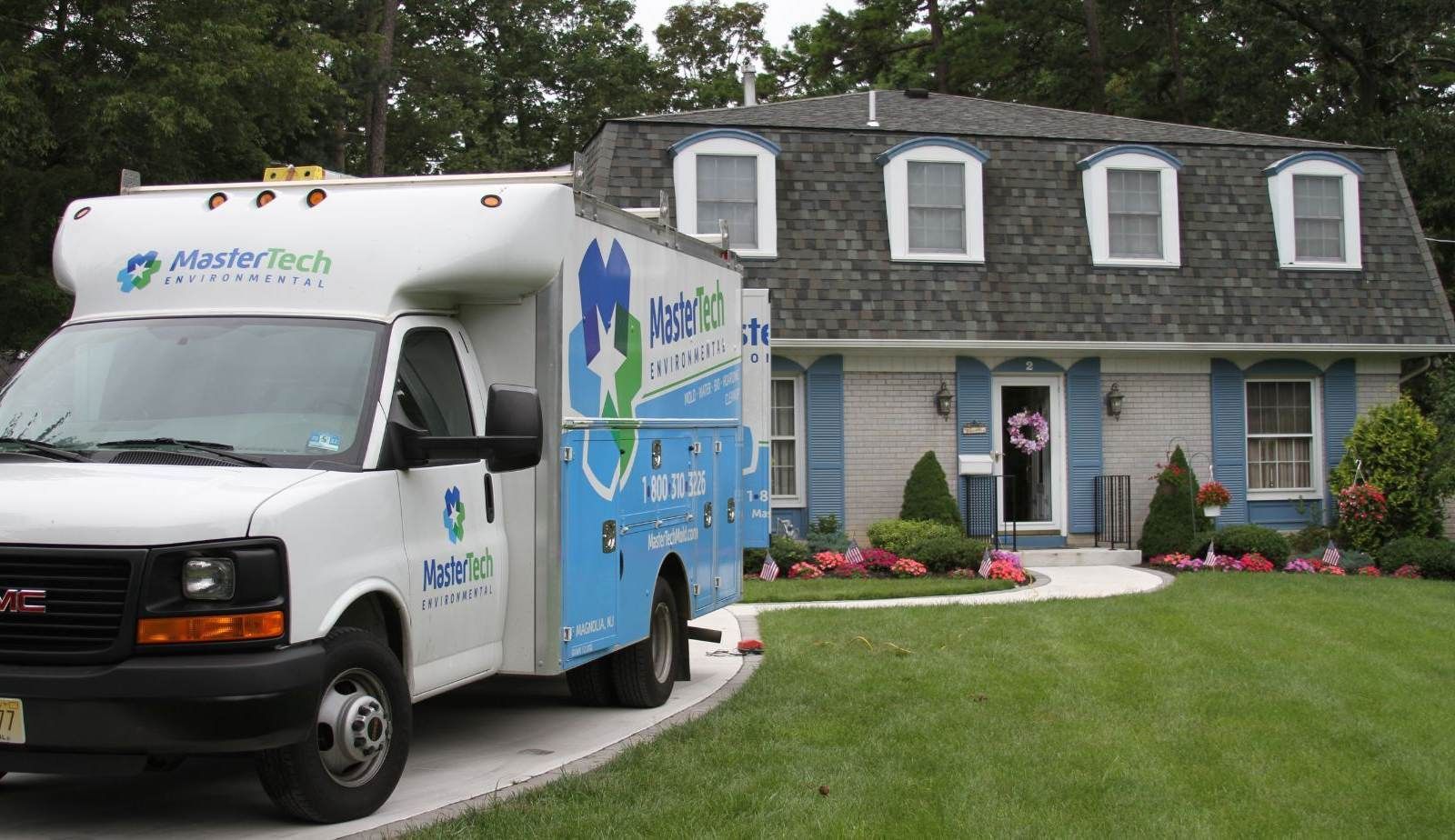 Staged HEPA scrubbers and dehumidifiers speed mold and water jobs.