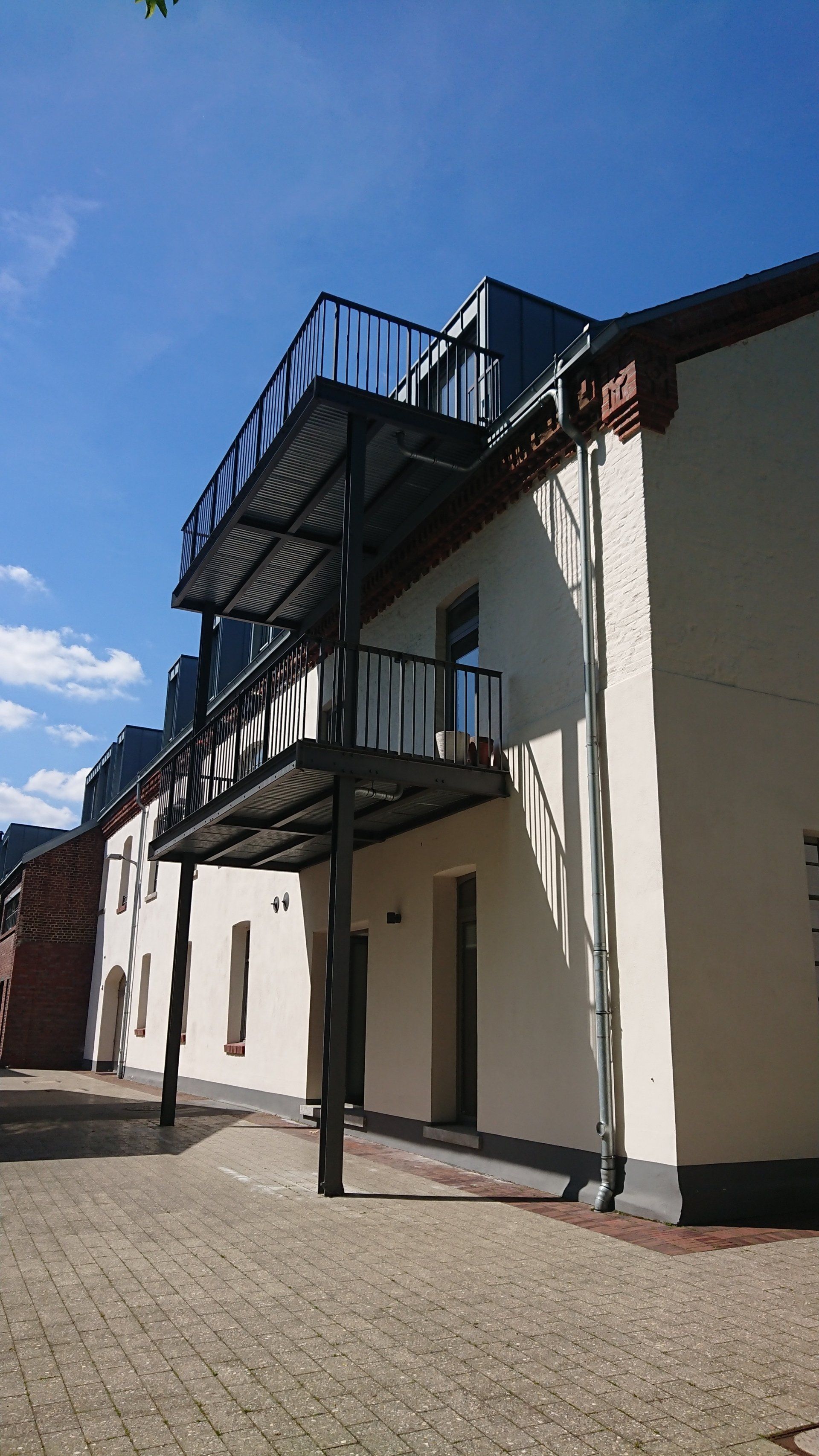 Vergesetzter Balkon am Altbau