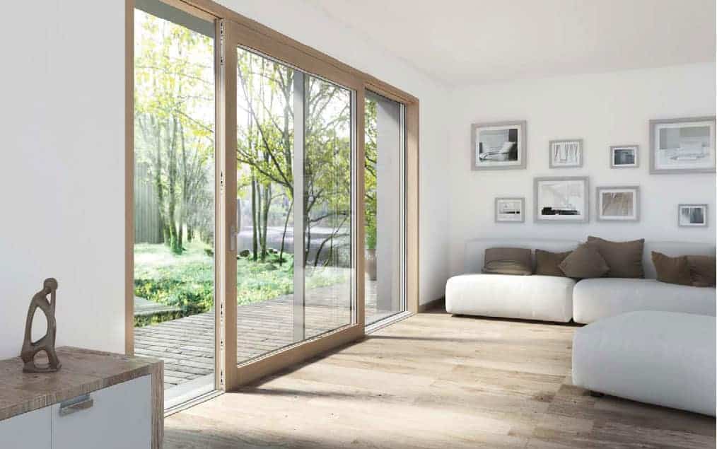 stanza con porta interna bianca