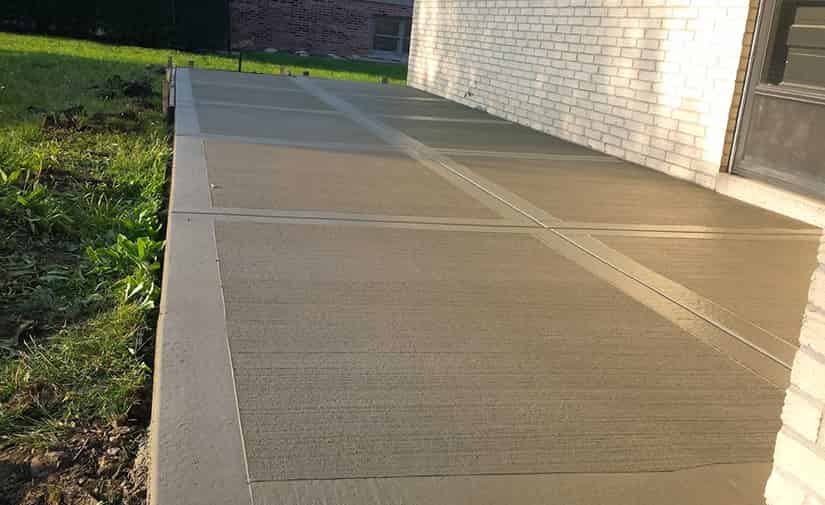 Concrete patio side to the home
