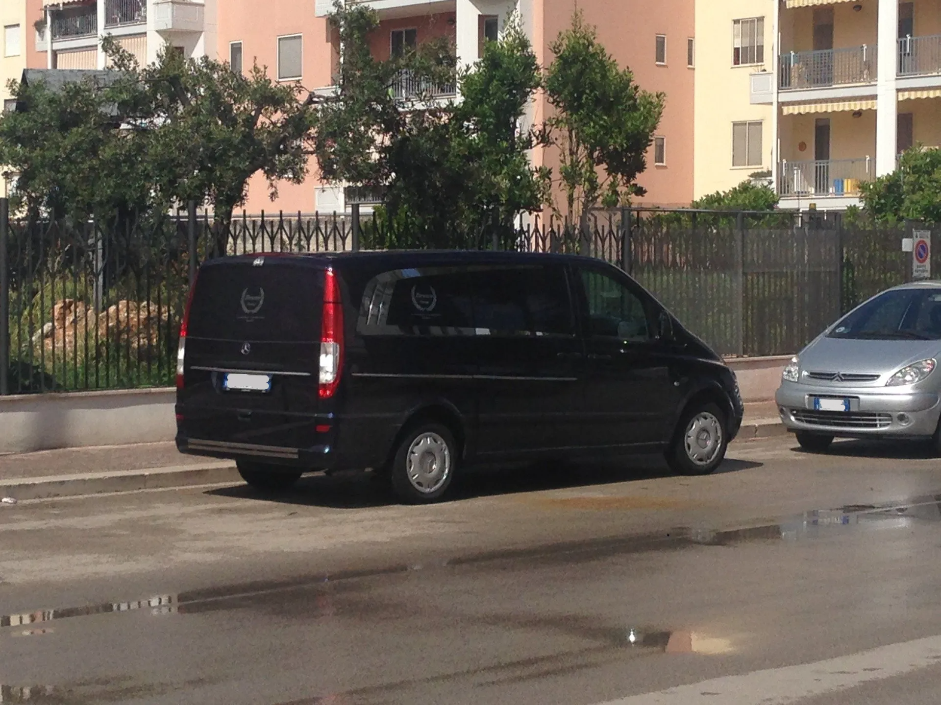furgone funebre parcheggiato