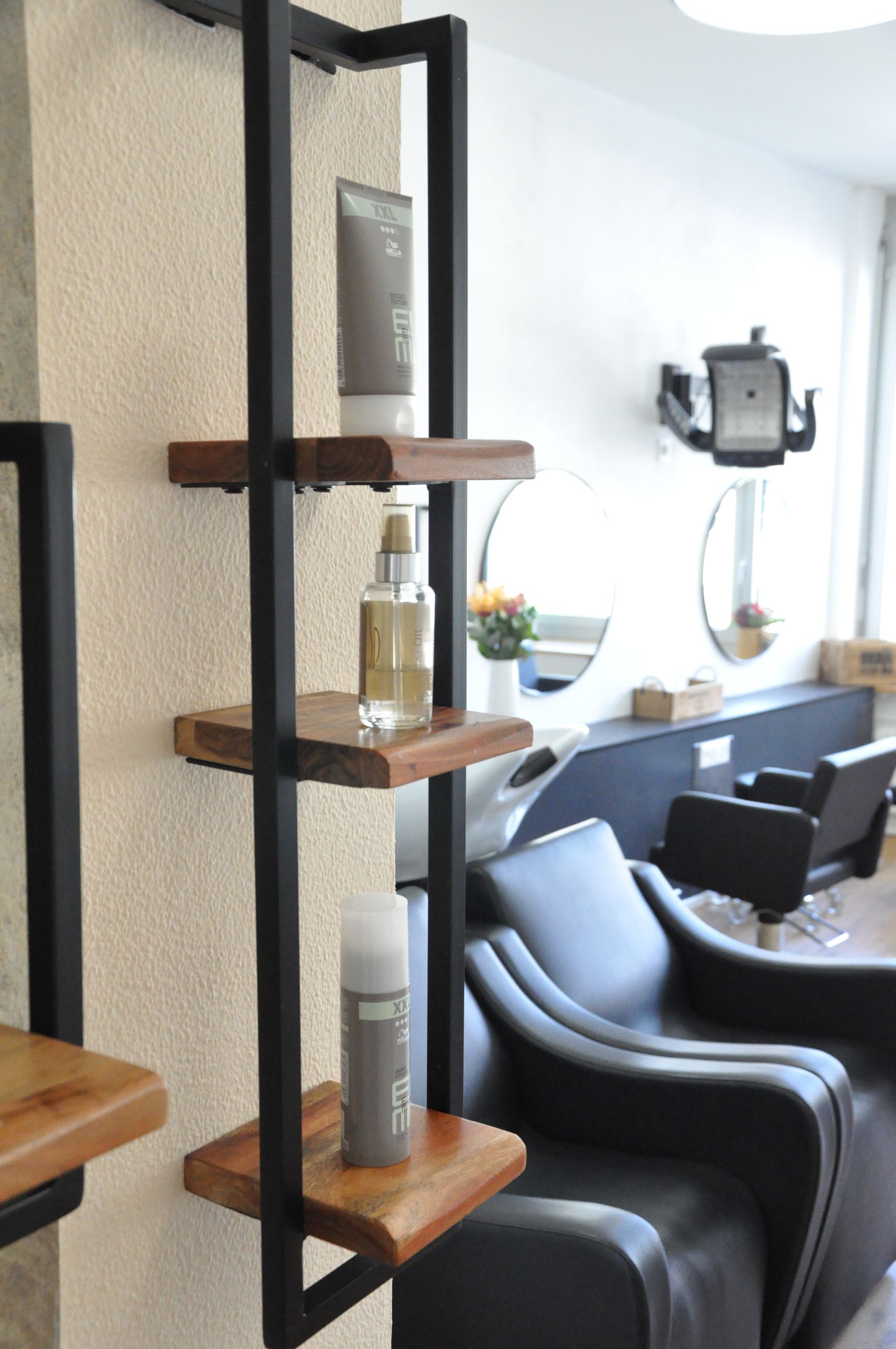 Ein Friseursalon mit einem Regal voller Haarprodukte