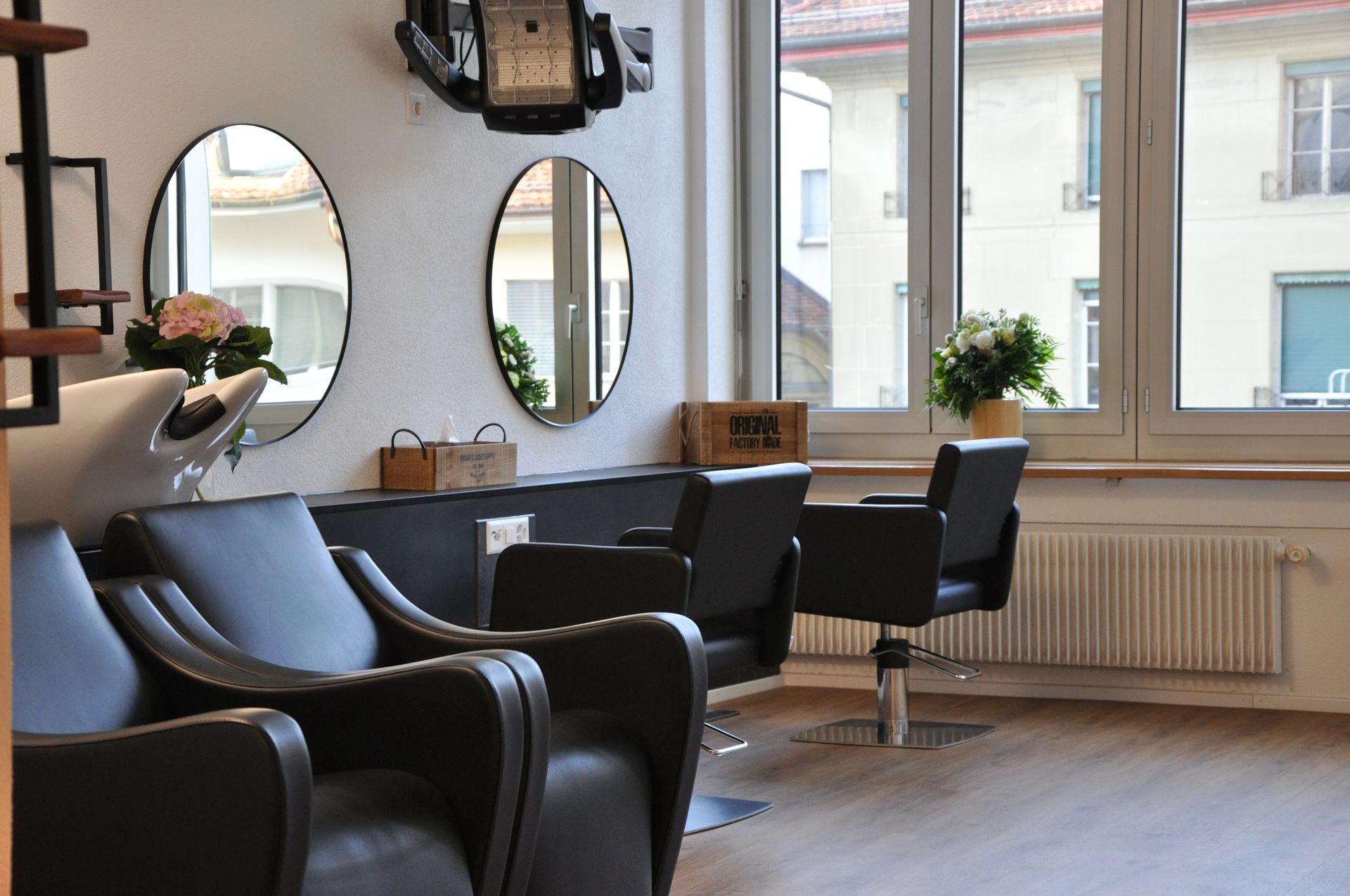 Ein Friseursalon mit zwei Stühlen und zwei Spiegeln