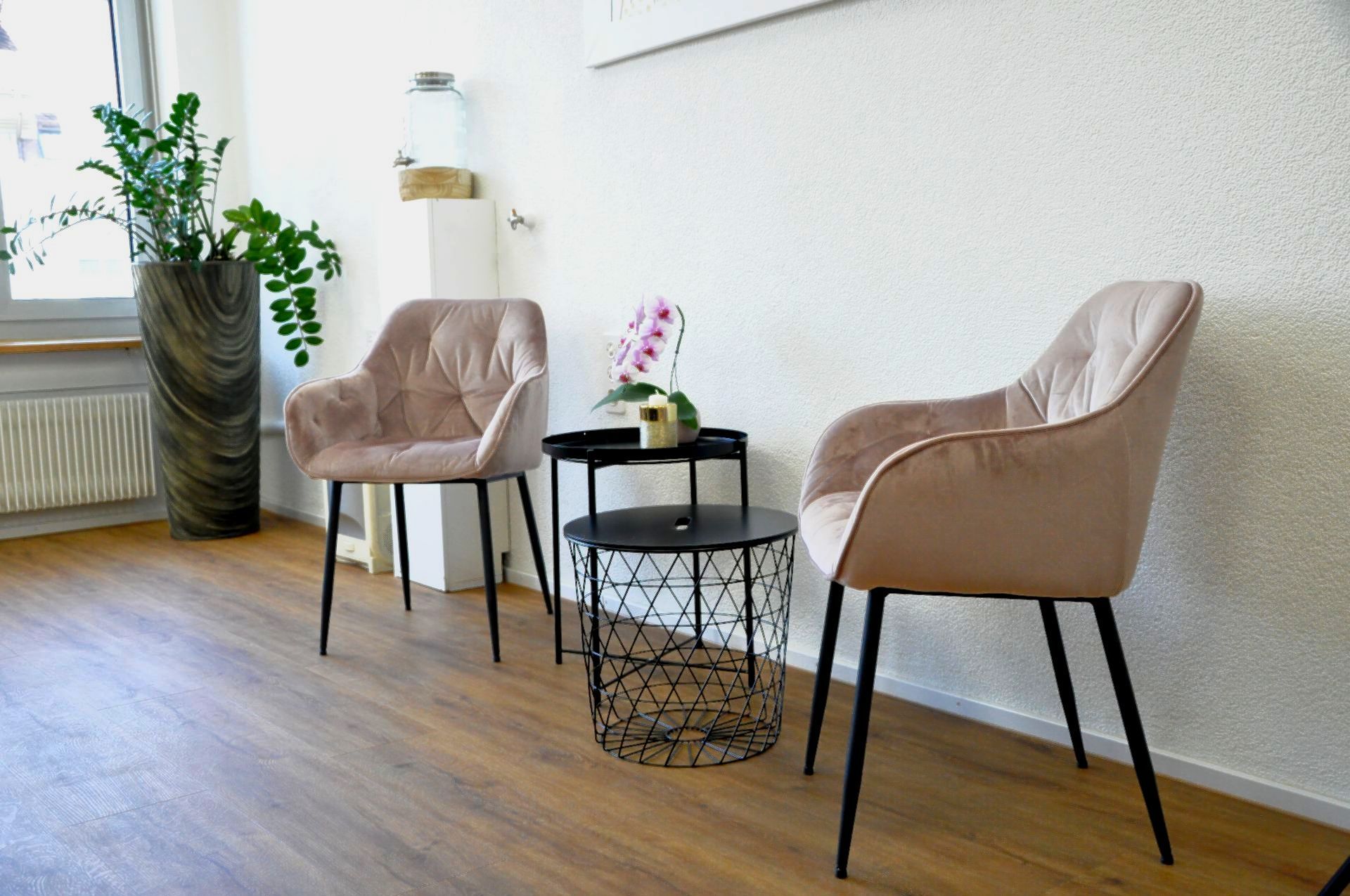 Im Zimmer befinden sich zwei Stühle und ein Tisch.