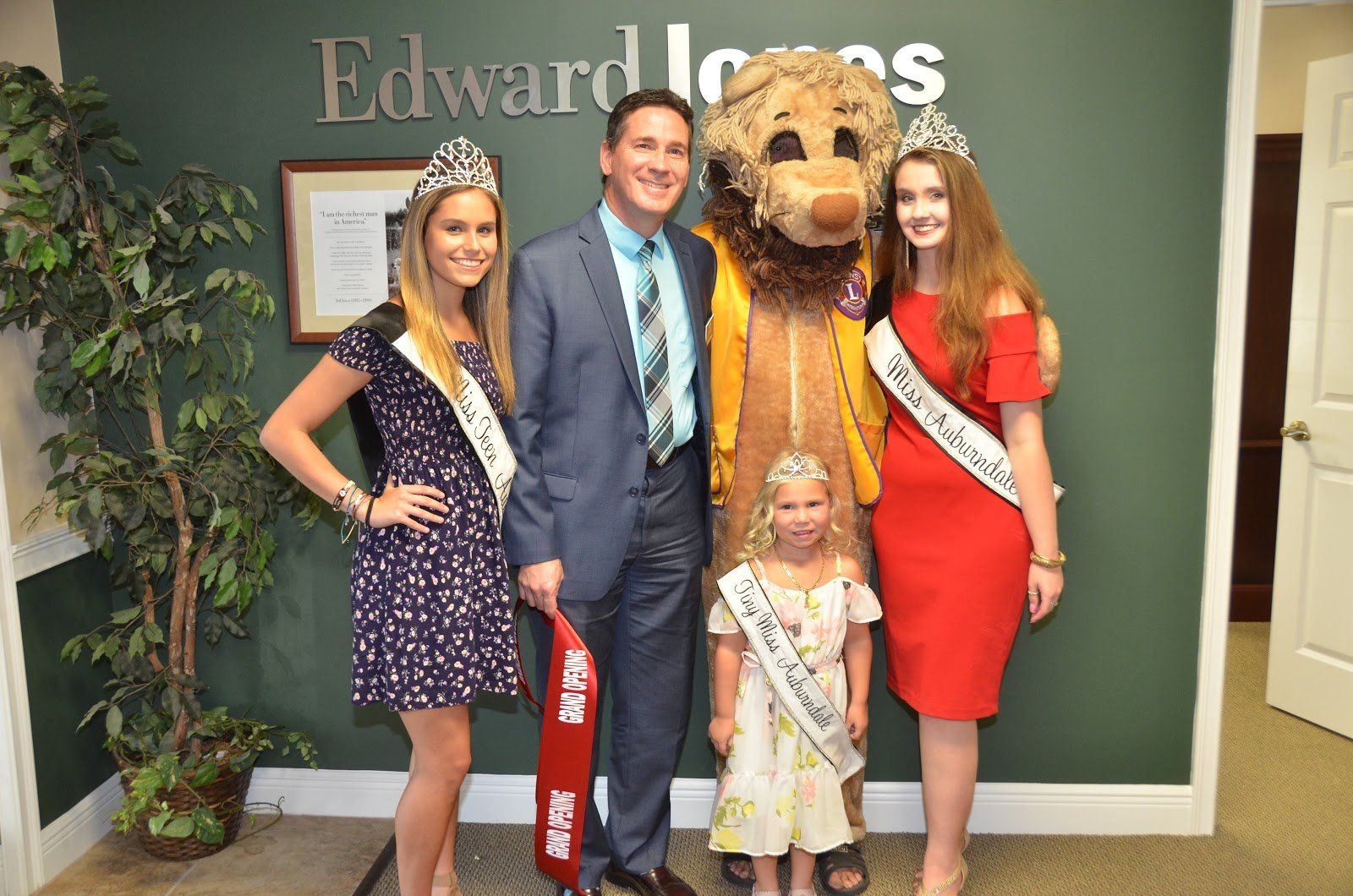 Group With Mascot — Auburndale, FL — The Greater Auburndale Chamber of Commerce