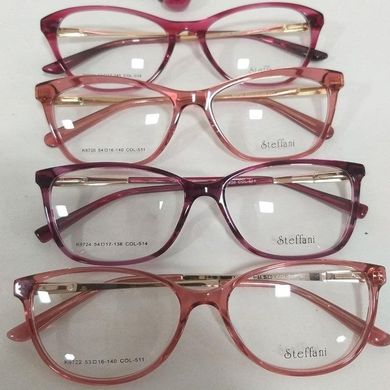 Cuatro pares de gafas con monturas rosas y burdeos apiladas sobre un fondo blanco.