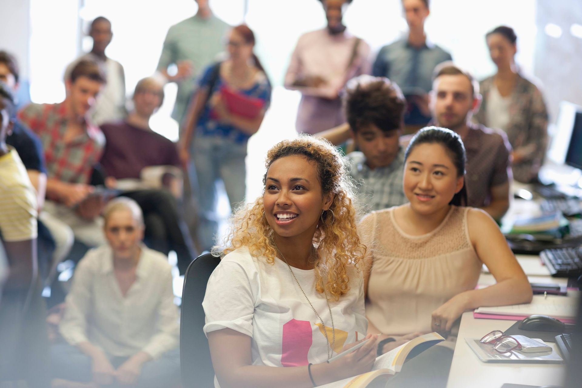 A group of people are sitting in a classroom.