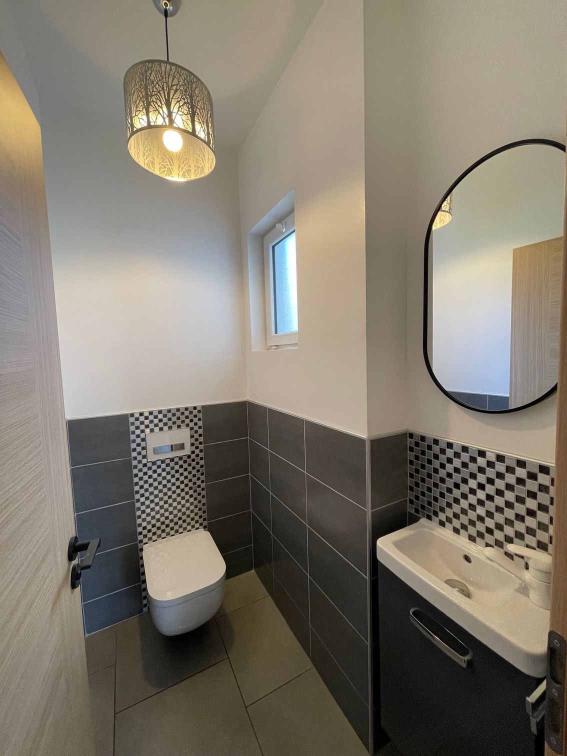 Une salle de bain avec des toilettes, un lavabo et un miroir