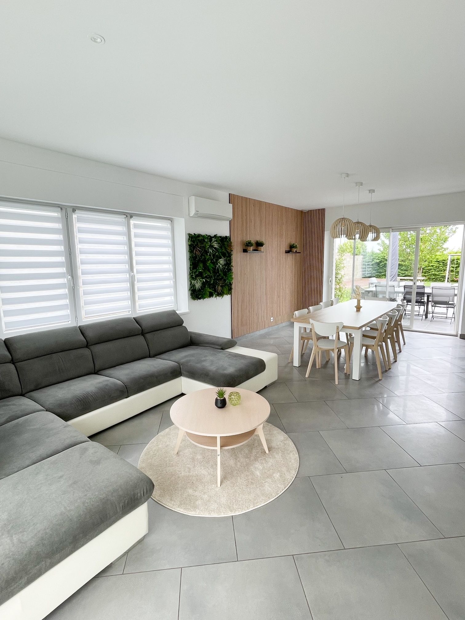 Un salon avec un canapé, une table et des chaises.