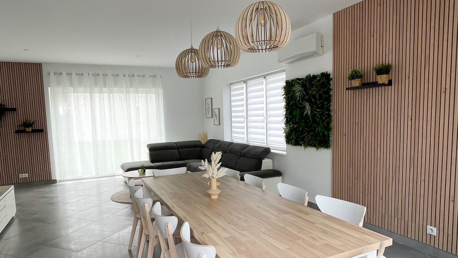 Un salon avec une longue table en bois et des chaises.