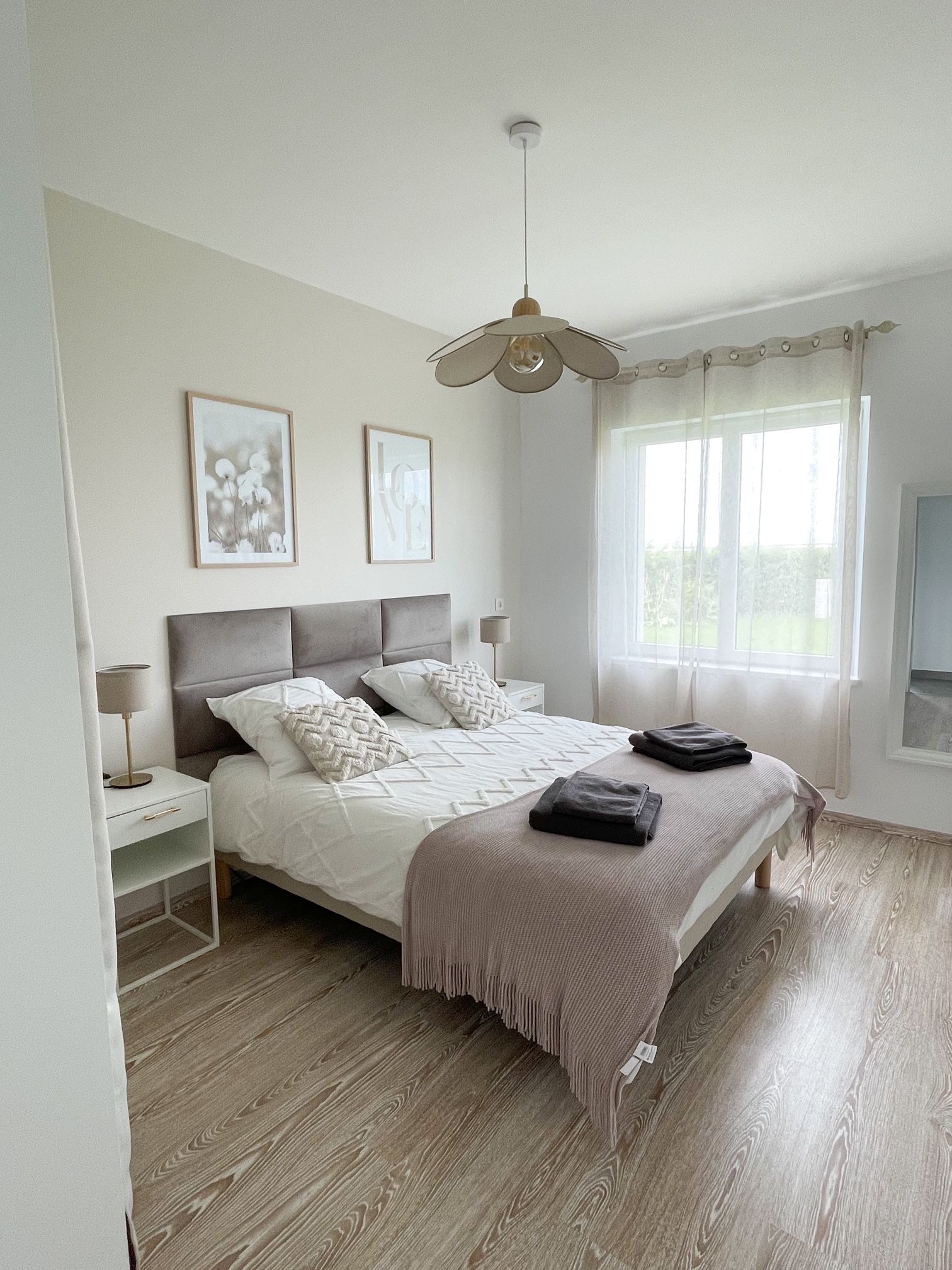 Il y a un grand lit au milieu de la pièce.