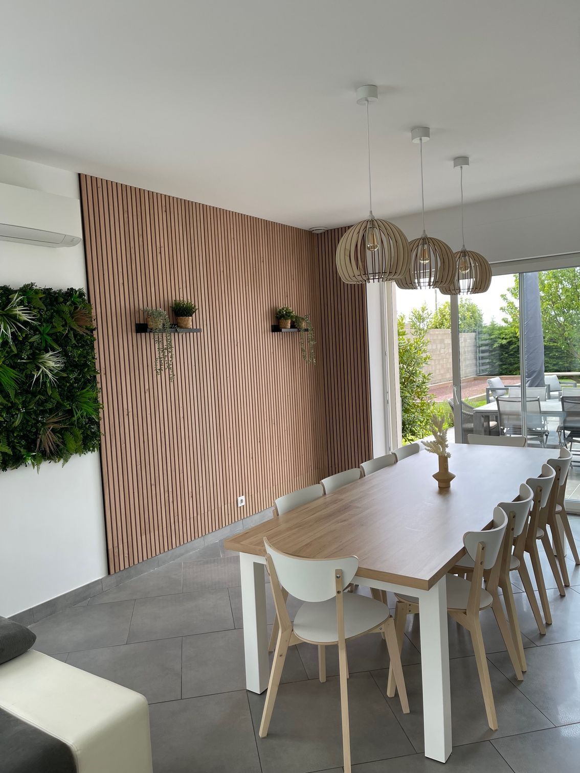 Une salle à manger avec une longue table en bois et des chaises.