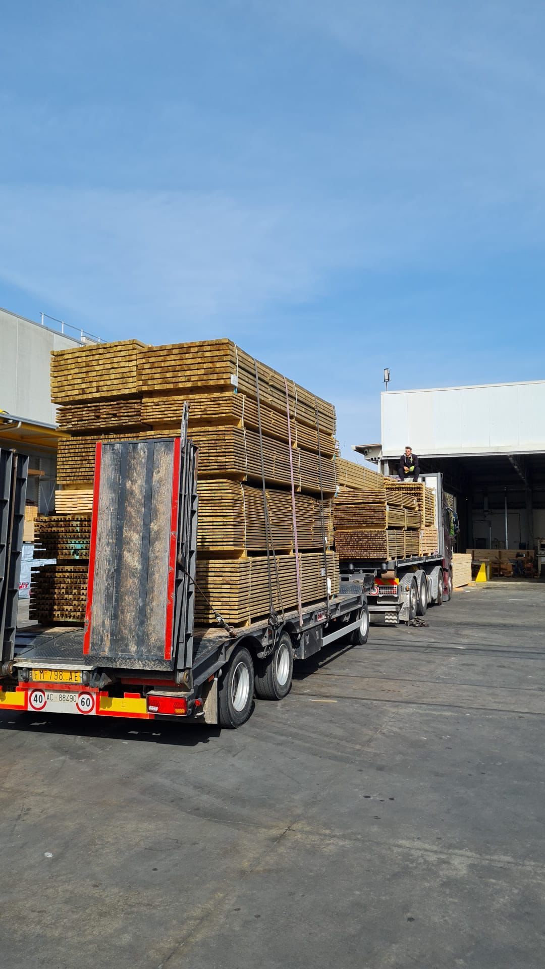 mezzo trasporto legname da costruzione