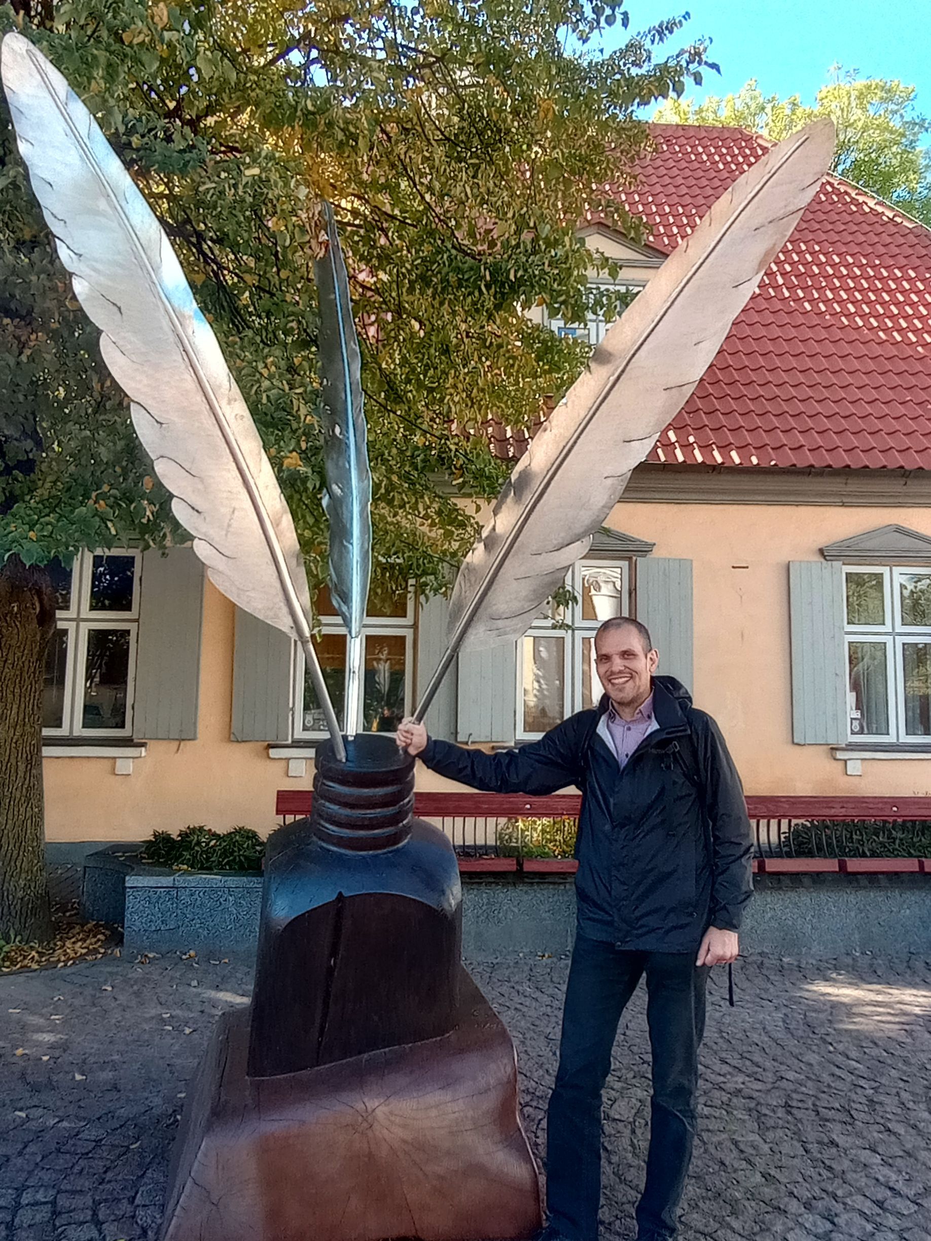 Arno Dahmer vor dem Schriftstellerhaus in Ventspils
