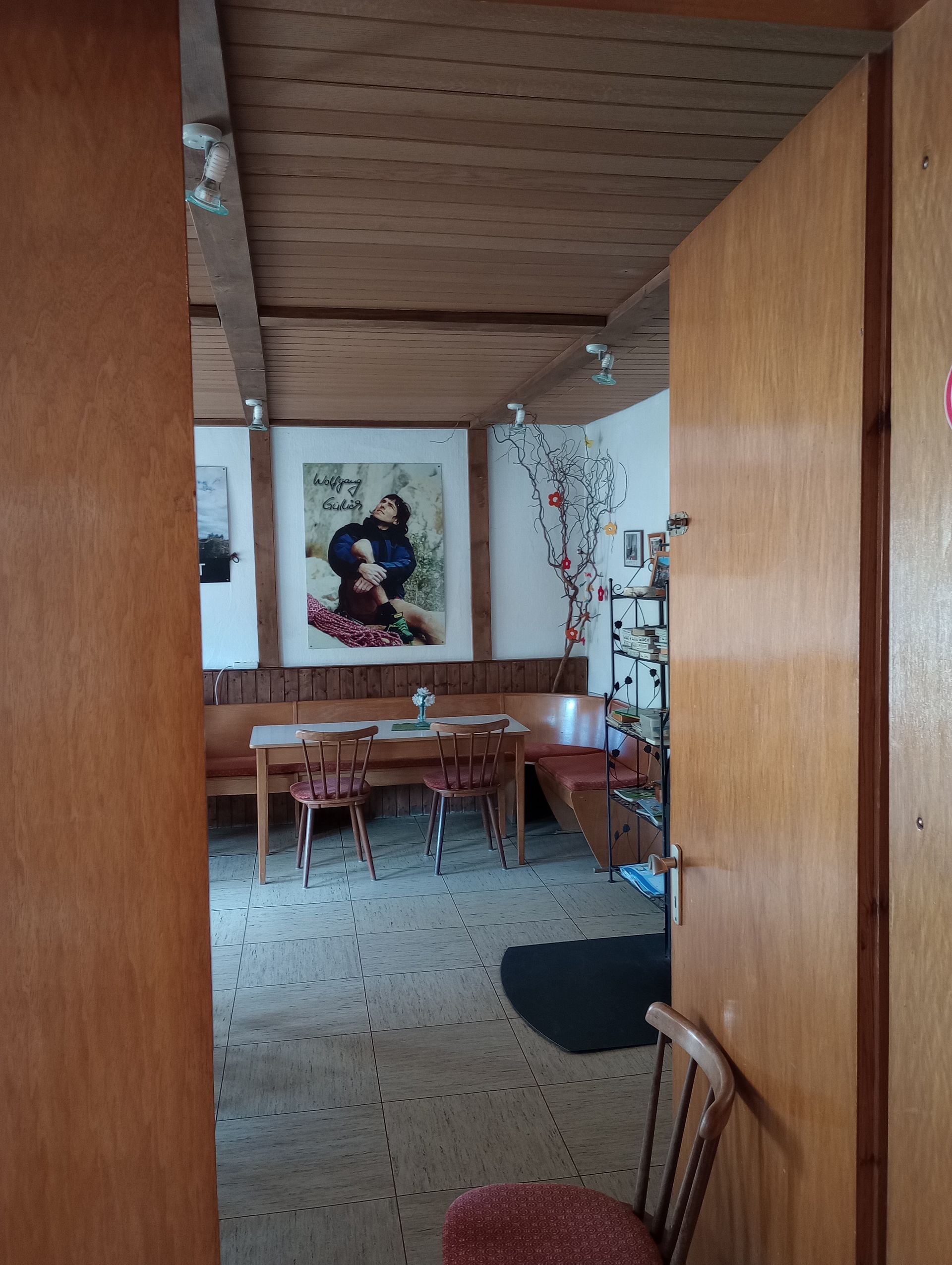 Porträt Wolfgang Güllichs im Gasthof Eichler