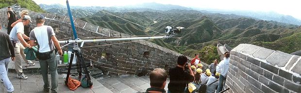Kamerateam auf der Chinesischen Mauer mit Laiendarstellern für Werbefilmdreh