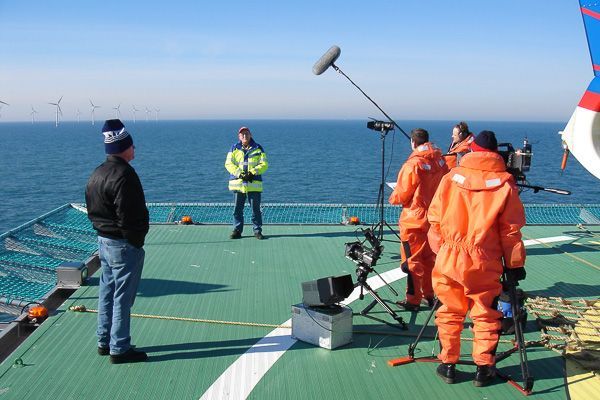 Kamerateam auf einer Versorgungsplattform in der Nordsee zeichnet Interview auf. 