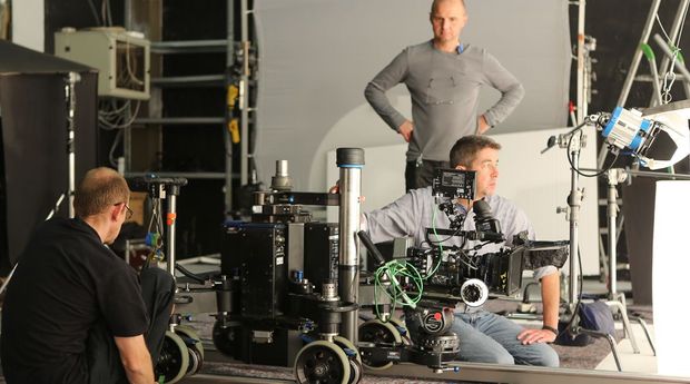 Frank Sidenstein als Kameramann in Studiofilmproduktion mit aufwendiger Technik