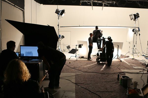 Filmstudio mit vielen Scheinwerfern für Produktwerbevideo