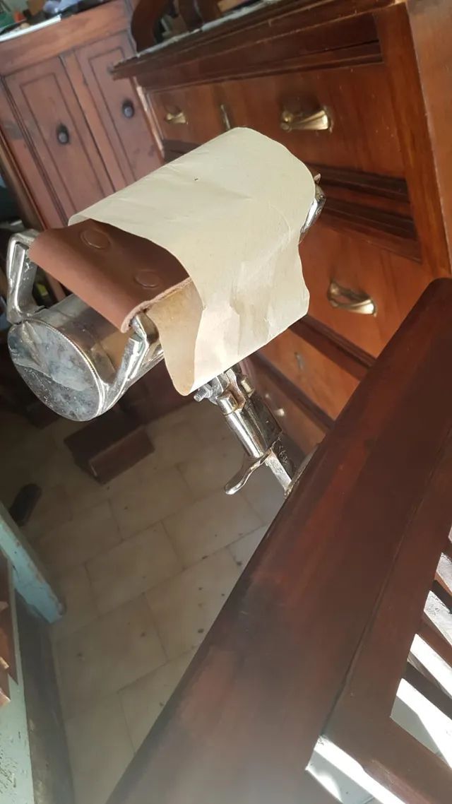 Una sedia da barbiere è appoggiata su un tavolo di legno.