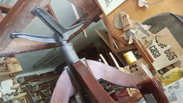 Una bottiglia di coca cola è appoggiata su un tavolo in una stanza