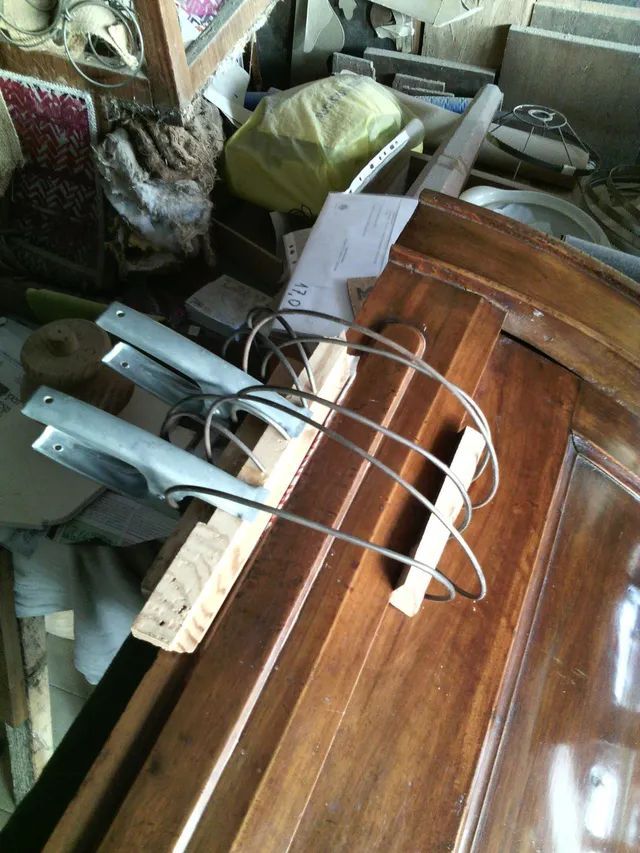 Un mucchio di coltelli sono appoggiati su un tavolo di legno