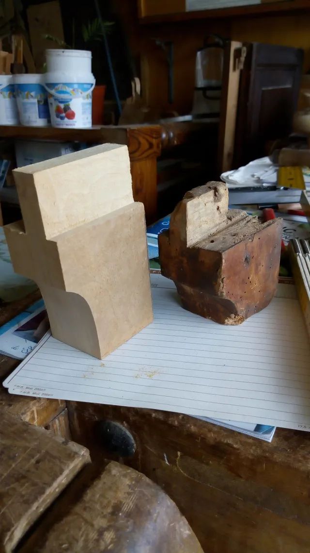 Due blocchi di legno sono appoggiati su un tavolo di legno.