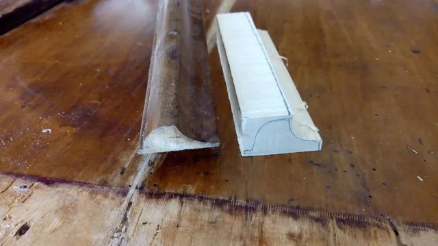 Due pezzi di legno sono appoggiati su un tavolo di legno.