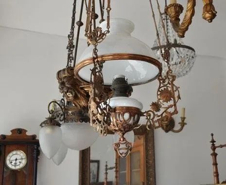 Un orologio è appeso al soffitto accanto a un lampadario