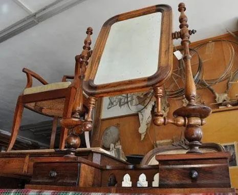 Uno specchio di legno è appoggiato su un tavolo di legno