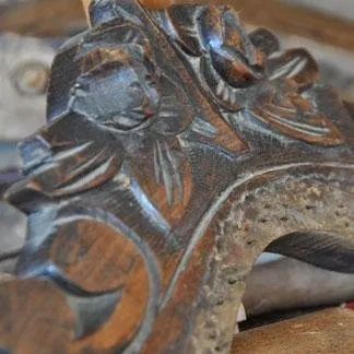 Un primo piano di un pezzo di legno intagliato su un tavolo.