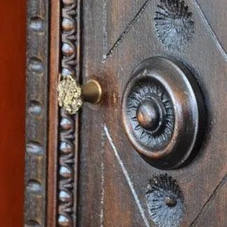 Primo piano della maniglia di una porta di legno.