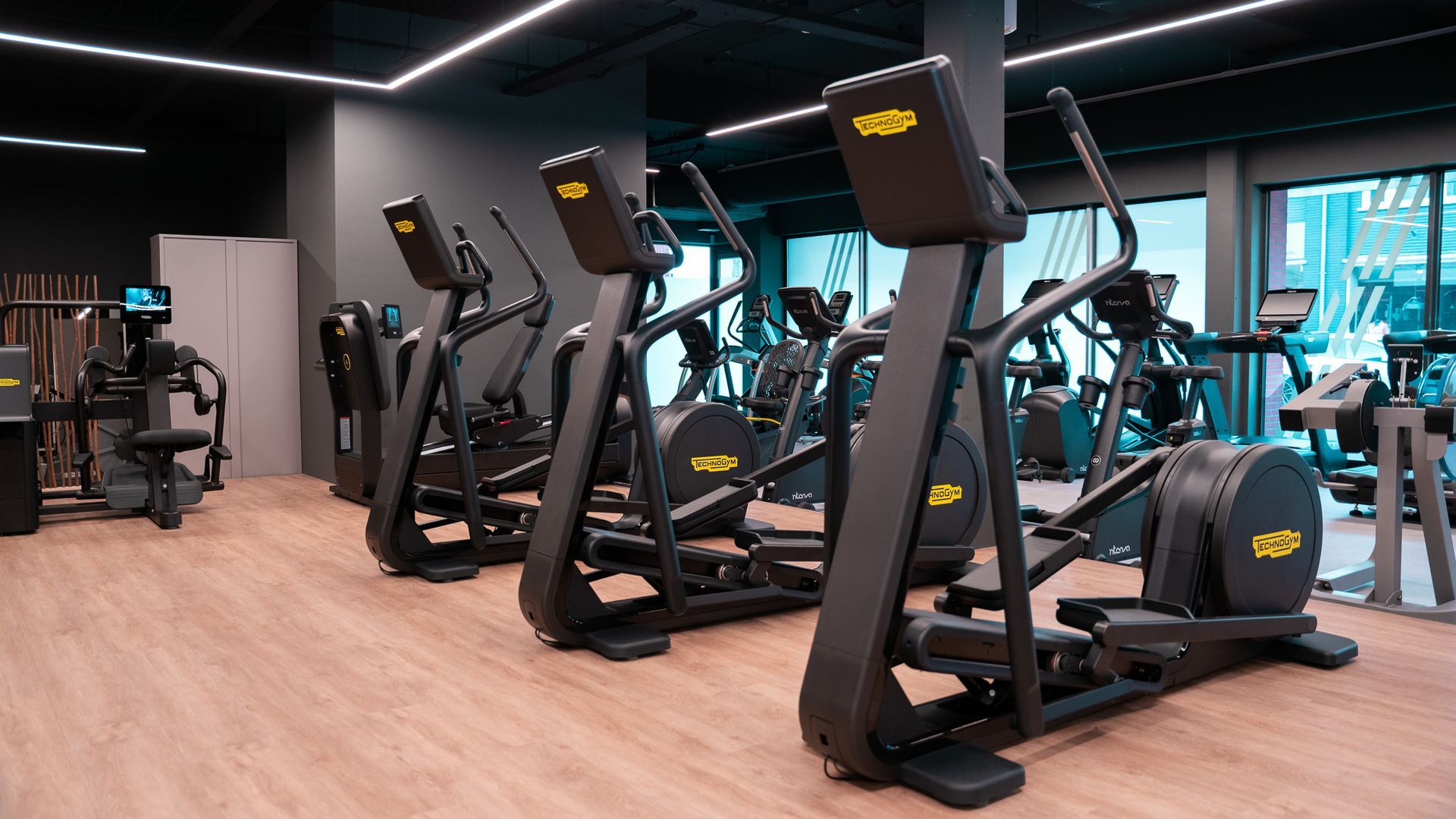 Een man tilt een halter op in een sportschool.