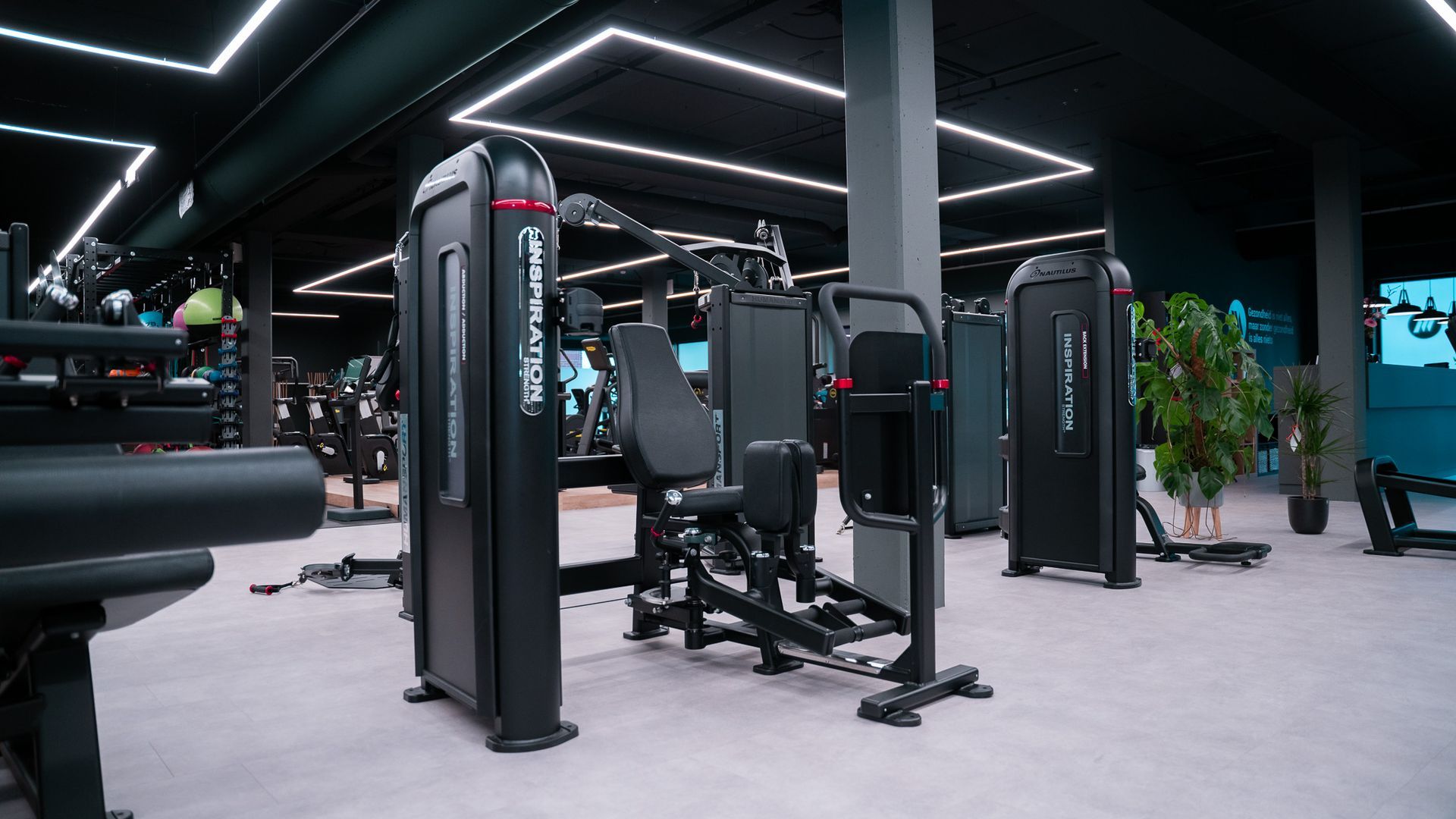 Een sportschool vol met allerlei fitnessapparatuur.