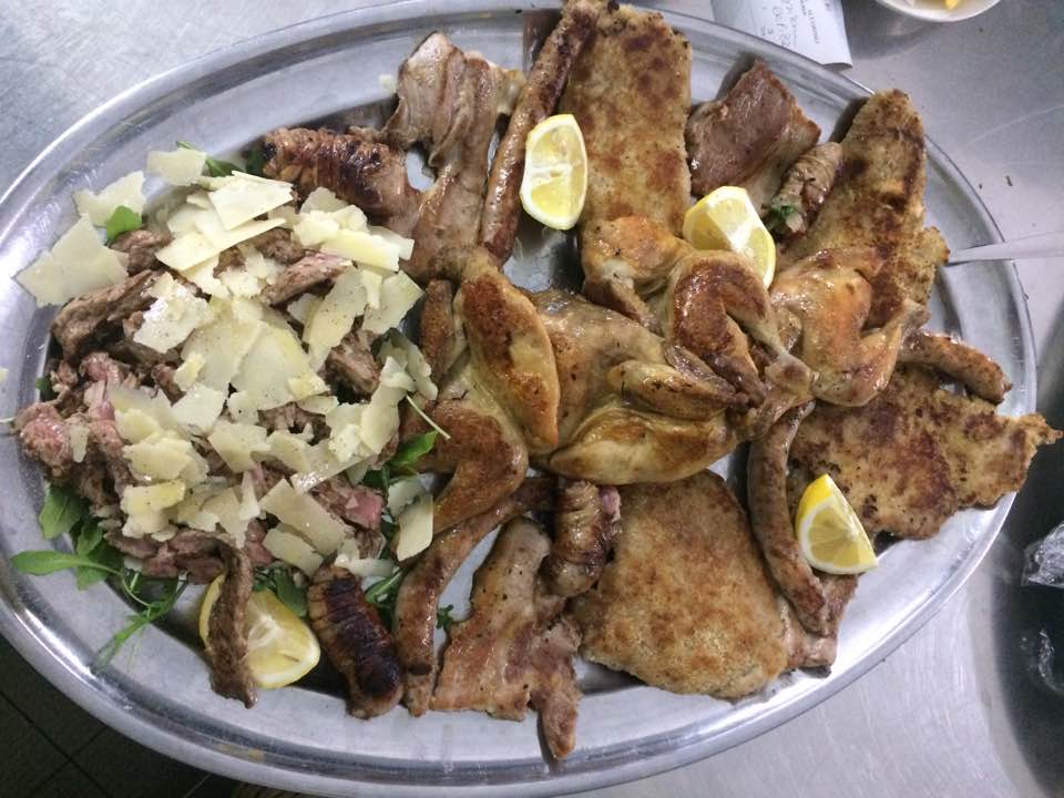 piatto grande di carne mista e contorno di rucola e parmigiano