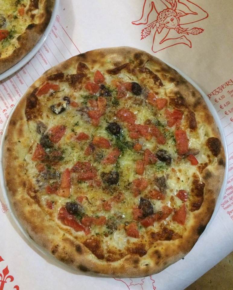 pizza cotta in forno a legna