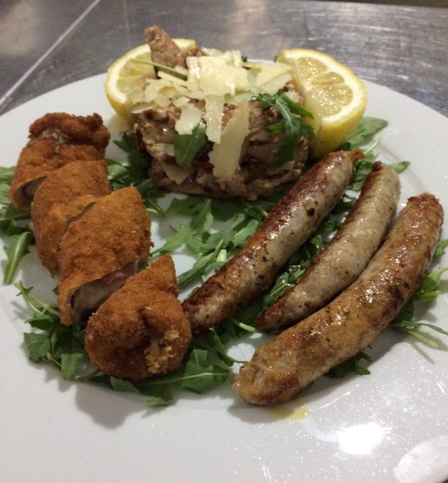 salsicce alla griglia e pollo fritto