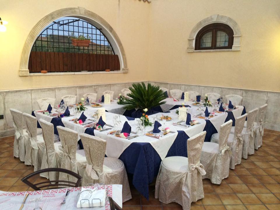 tavola apparecchiata per una cena privata