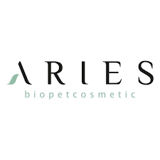 Logo Aries biopetcosmetic: testo nero su bianco, con una linea curva verde e testo in un font sans-serif.