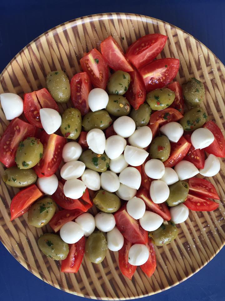 Bocconcini di mozzarella con olive e pomodori
