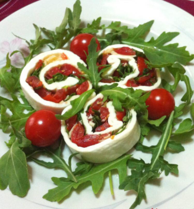 Rotoli ripieni di bresaola, provola e rucola